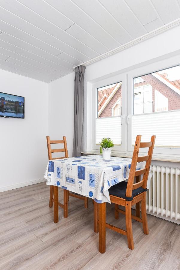 Ferienwohnungen Im Haus Waterkant Neuharlingersiel Exterior photo